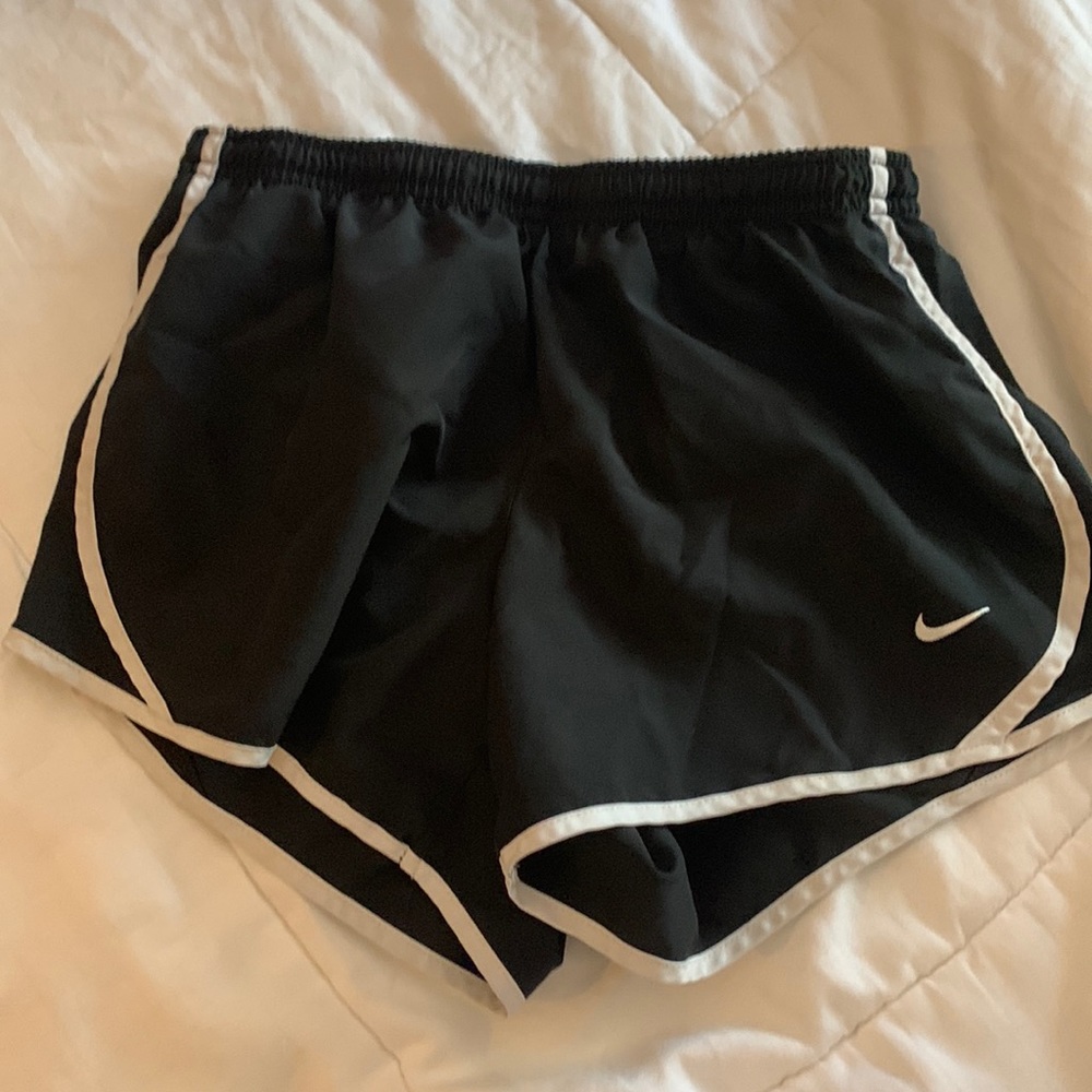 GIRLS BLACK NIKE SHORTS